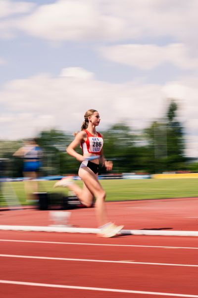 Sophia Seiter (LG Region Karlsruhe) am 29.05.2022 waehrend der Deutschen Meisterschaften Langstaffel im Otto-Schott-Sportzentrum in Mainz